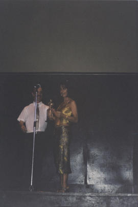 Fotografía [Laura Batkis durante la entrega de los Premios Nexo 1999]