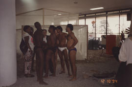 Fotografía [Hombres semidesnudos en una performance en la XXII Bienal de São Paulo]