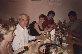 Fotografía [Pablo Suárez, Patricia Rizzo, Miguel Harte y Beto de Volder durante una cena en un re...