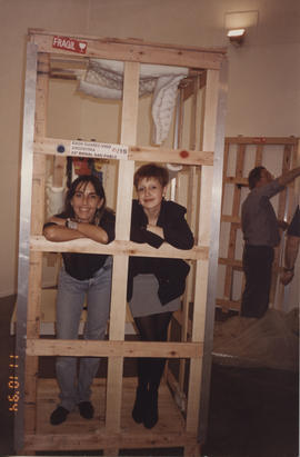 Fotografía [Laura Batkis y Patricia Rizzo dentro del embalaje que transportó las obras de Pablo S...