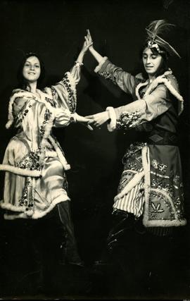 Fotografía [Miguel Ángel Lens y una joven durante la representación de una obra de teatro]