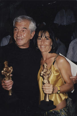 Fotografía [Pablo Suárez y Laura Batkis durante  la entrega de los Premios Nexo 1999]