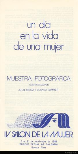 Catálogo de la muestra fotográfica &quot;Un día en la vida de una mujer&quot; coordinada por Julie Weisz y Susana Sommer. Realizada en el marco del IV Salón de la Mujer del 5 al 21 de septiembre de 1986 en el Predio Ferial de Palermo