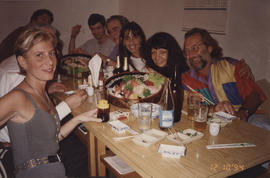 Fotografía [Miguel Harte, Beto de Volder, Luis F. Benedit, Laura Batkis y Nora Dobarro durante una cena en un restaurante japonés de San Pablo]