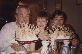 Fotografía [Pablo Suárez, Patricia Rizzo y Miguel Harte durante una cena en un restaurante japoné...