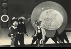 Tarjeta postal [Marionetas Mánicka, Spejbl y Hurvínek en una obra del teatro Spejbl y Hurvínek]