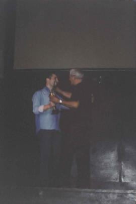 Fotografía [Pablo Suárez y Alejandro Ongay durante la entrega de los Premios Nexo 1999]