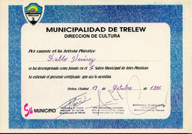 Diploma de certificación de la participación de Pablo Suárez como &quot;Jurado en el V Salón Municipal de Artes Plásticas&quot; organizado por la Dirección de Cultura de la Municipalidad de Trelew