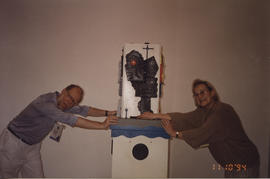 Fotografía [Jorge Helft y una mujer junto a una obra de Líbero Baddi exhibida en la XXII Bienal d...