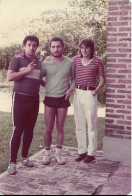 Fotografía [Miguel Ángel Lens junto a dos hombres]