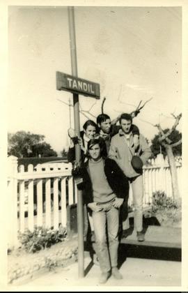 Fotografía [Miguel Ángel Lens junto a tres jóvenes en Tandil]