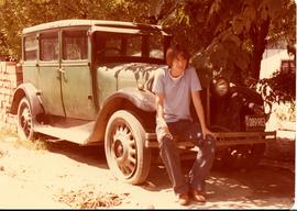 Fotografía [Miguel Ángel Lens sentado en el frente de un auto antiguo]