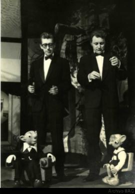 Tarjeta postal [Miroslav Vomela y Bohuslav Šulc con las marionetas de Spejbl y Hurvínek]